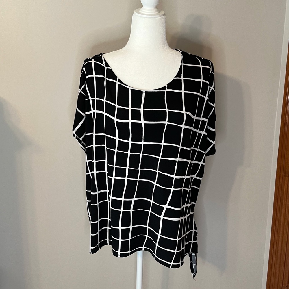 Chicos size 3 polyester cap sleeve black and white top